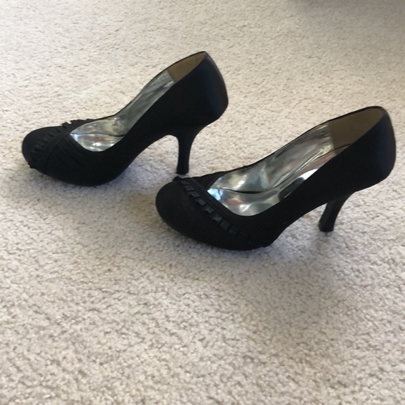 Black Satin Heels. Size 7. Adorable Details. - Picture 2 of 4